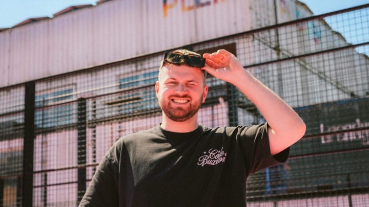 Dj Used zet zomer nu al in met zondagse feestjes op dak Plein Publiek: “Ideale manier om nieuwe muziek te testen voor festivals”