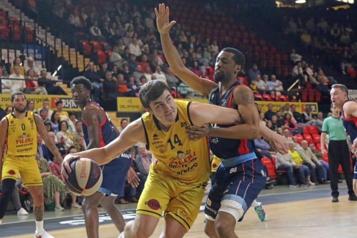 Kans op BNXT-titel is klein, dus kijkt Servaas Buysschaert met Filou Oostende vooral naar play-offs: “We moeten er allemaal onze kop voor leggen”