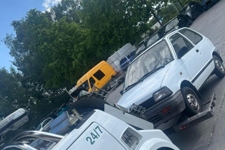 Man (62) rijdt rond met zelfgemaakte nummerplaat omdat hij niet slaagde voor rijexamen: “Hij vond dat hij wel goed genoeg kon rijden”