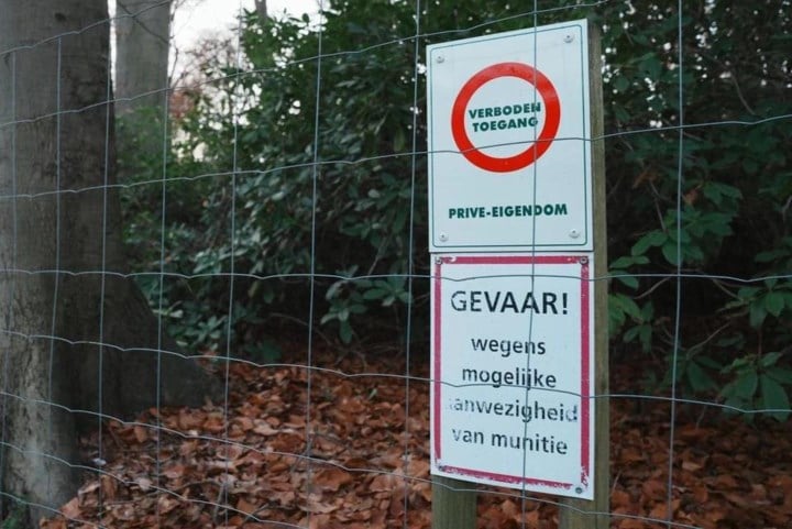 Zeven jaar nadat Vlaanderen er miljoenen voor betaalde, is het ‘Bommenbos’ nog steeds levensgevaarlijk