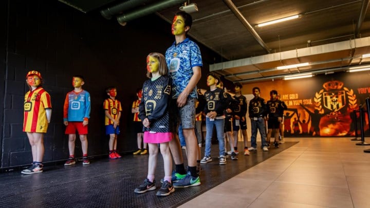 Primeur in AFAS Stadion: KV Mechelen en Pleegzorg Provincie Antwerpen maken samen pleegzorg zichtbaar 