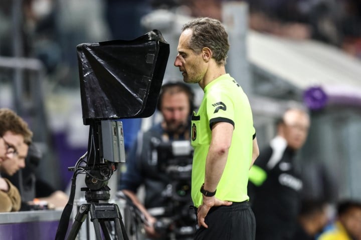 VIDEO. VAR heeft 7,5 minuten (!) nodig om twee penaltyfases tijdens Anderlecht-Union te beoordelen: “Ik snap niet hoe dat kan”