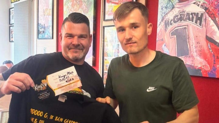 Bram haalt uitdaging van Genkse frituur waarbij hij drie kilo snacks in een uur tijd moet eten: “Die jongen is een stylo dik”