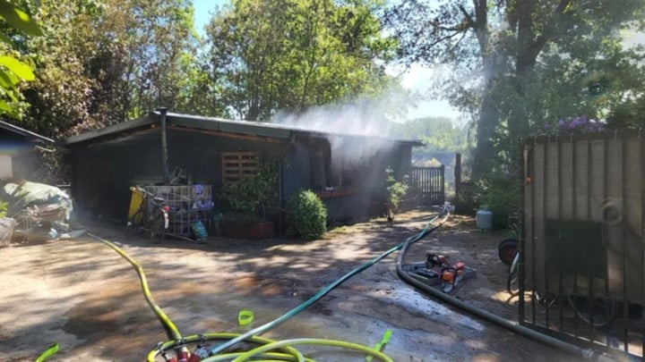 Brand vernielt chalet in Wechelderzande, bewoonster en hond blijven ongedeerd