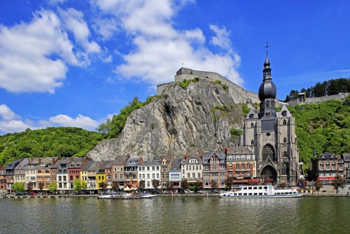 Man in hongerstaking hangt aan hek op rotswand citadel van Dinant