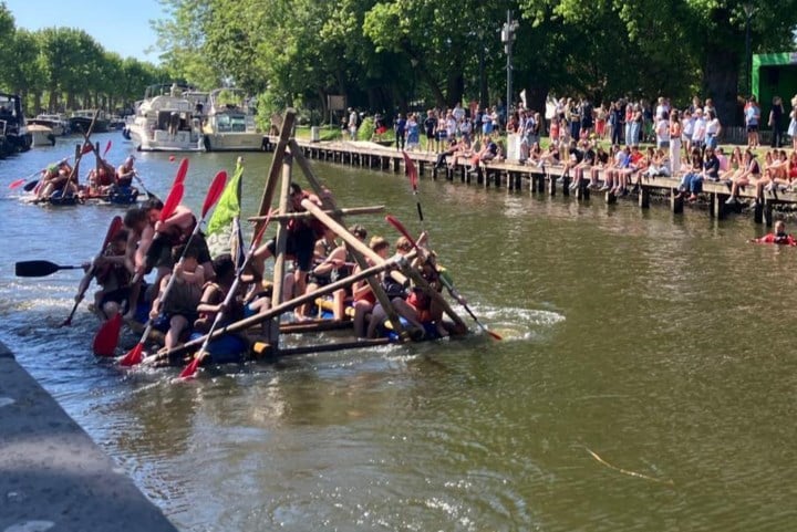 KSA-badkuipenrace heeft de zon als sponsor: “Niemand treurt hier om een nat pak”