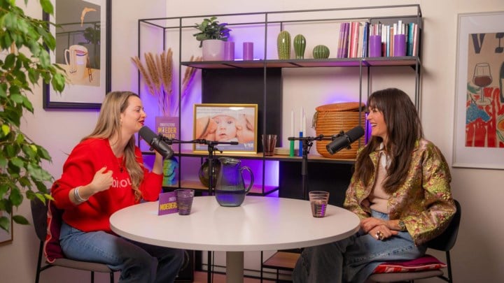 Lorentia Veppi doorbeekt taboes in nieuwe podcast Ongefilterd Moederschap: “Het perfecte ouderschap bestaat niet”