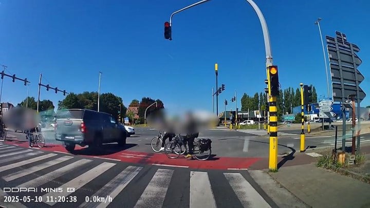 Bestuurder negeert rood licht op druk kruispunt A12 en rijdt overstekende fietsers nét niet aan: “Ze waren serieus geschrokken”