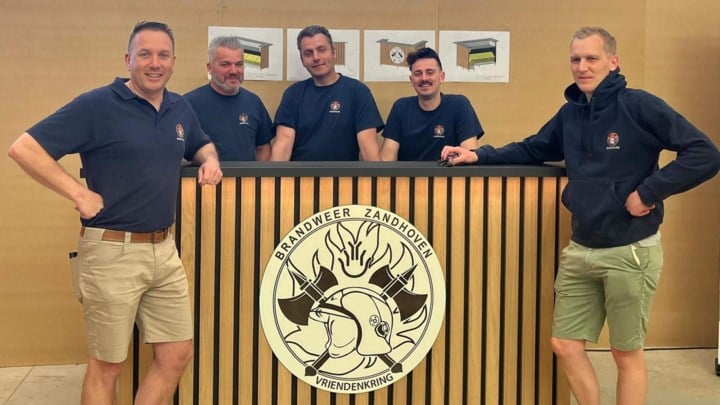 Vriendenkring Brandweer Zandhoven blij met nieuwe toog en rode keuken die leerlingen VTI Zandhoven maakten: “Mooie samenwerking”