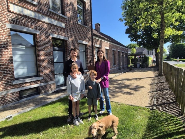 BINNENKIJKEN. Dimitri en Lien woonden dertien jaar lang in gerenoveerd station met sauna, nu hopen ze koper te vinden die er evenveel liefde voor heeft