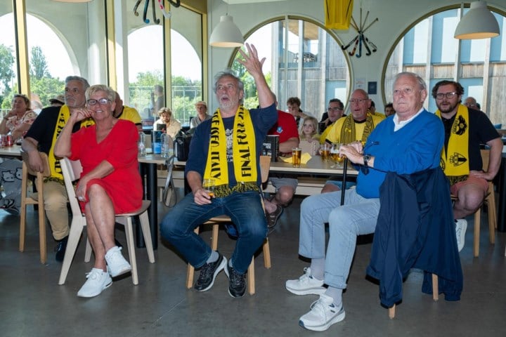 Supporters zien op groot scherm Berchem Sport finale van Fenix Trophy mislopen: “Dit doet niets af aan fantastisch Europees parcours”