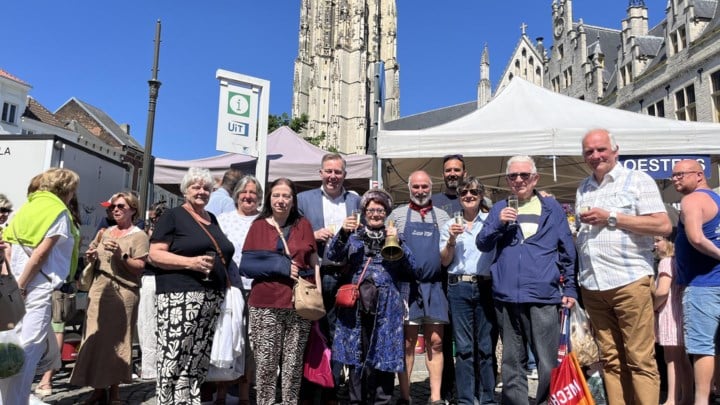Winnaars ‘Maand van de Markt’ ontvangen prijzen: “Op mooie dagen kan je hier ‘s zaterdags over de koppen lopen”