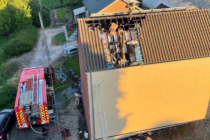 Woning gehavend na dakbrand, maar zonnepanelen blijven gespaard