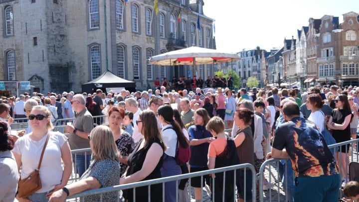 Veel zon en veel volk op Lierse lentedrink: “Stadsbestuur moet niet beloven, maar doen”