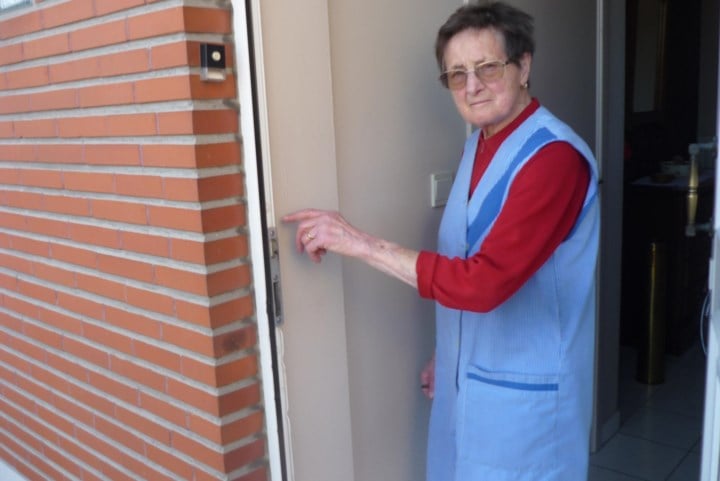 Alerte buurvrouw van Magda (84) ziet inbrekers bezig in achtertuin en jaagt hen weg: “Ze heeft iets ergs voorkomen”