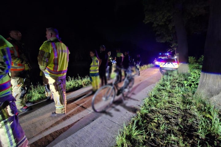 Brandweer zoekt in kanaal naar spoorloze fietsster, maar vrouw bleek (kletsnat) thuis te zitten