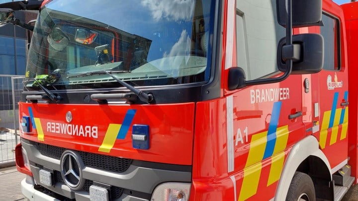Barbecue vat vuur en zet tuinhuis in brand in Wechelderzande