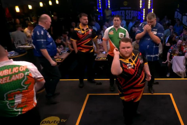 VIDEO. Brian Raman en Xanti Van den Bergh overleven uniek dartspektakel, maar stranden in halve finales alternatief WK voor landenteams