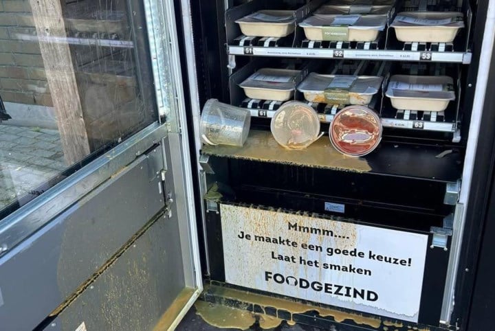 Vandalen vernielen maaltijdenautomaat: “Alle etenswaren zijn verloren, de schade is groot”