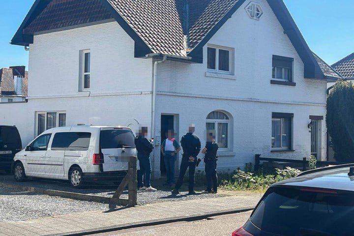 Zeven aanhoudingen in onderzoek naar internationale wapenhandel: 65 vuurwapens in beslag genomen