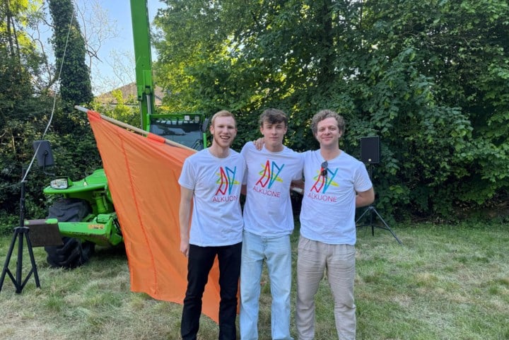 Wereldrecords en vlaggen sneuvelen tijdens WK hoogwerpen: “Het allerbelangrijkste is de sfeer”