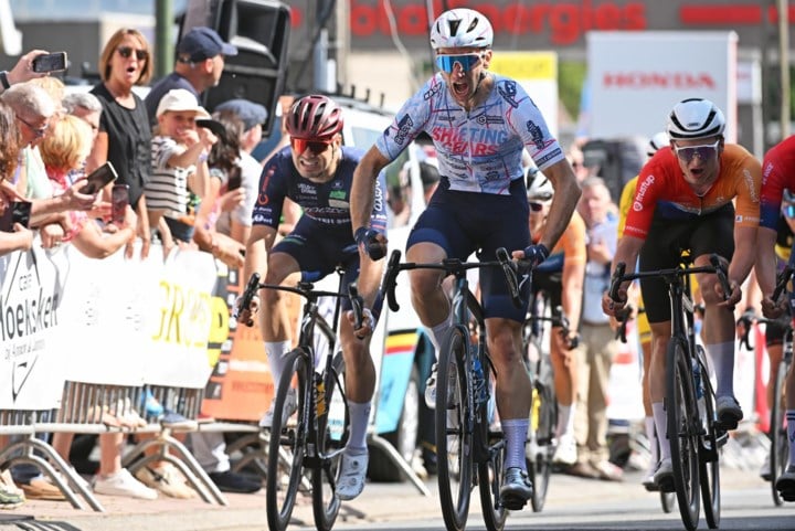 “Als ze koersen als zotten, zijn valpartijen niet te vermijden”: Lance Decabooter spurt na wedstrijd vol chaos naar de zege in Omloop van de Markvallei