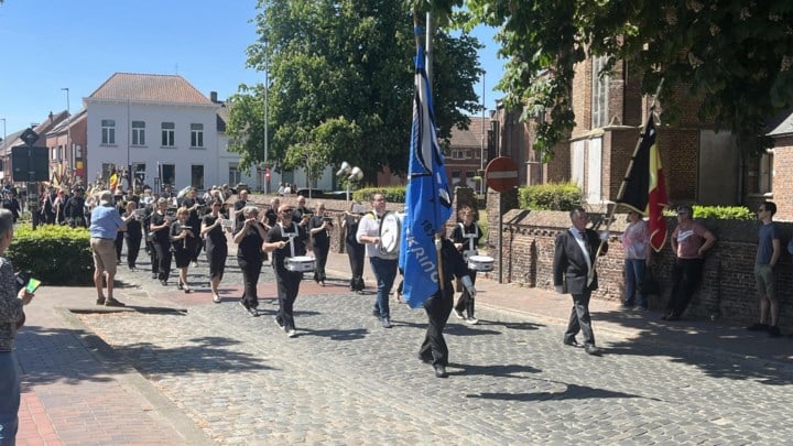 Gierle herdenkt Tweede Wereldoorlog met optocht en plechtigheid aan monument