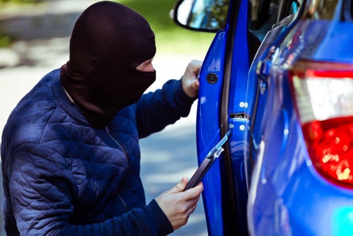 Twee auto-inbrekers op heterdaad betrapt in Doorniksewijk