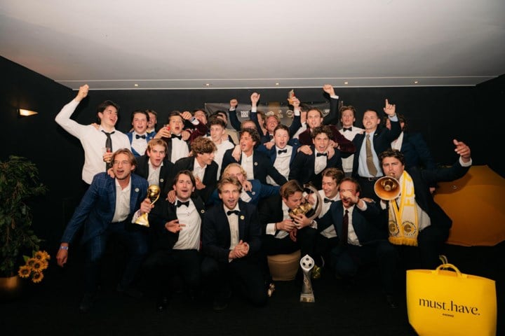 Amateurvoetballers FC Collins zetten Casino op stelten met tweede Gala van de Gouden Birckenstock: “Het was ongelooflijk”