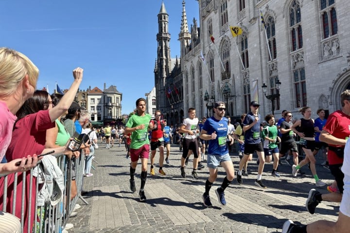 Puffen en blazen op recordeditie Dwars door Brugge: “We hebben voor extra water gezorgd”
