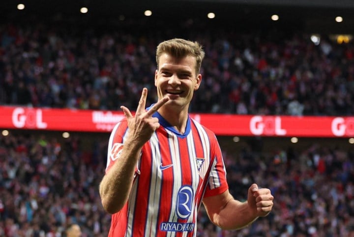 VIDEO. Terwijl Dodi Lukebakio verliest, scoort Alexander Sorloth (ex-AA Gent) de snelste hattrick ooit in Spanje