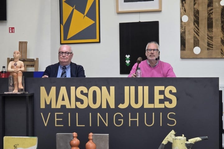 Buitenlanders bieden tot 23.000 euro voor prehistorisch hertengewei, maar veilingmeester klopt niet af: “Te weinig”