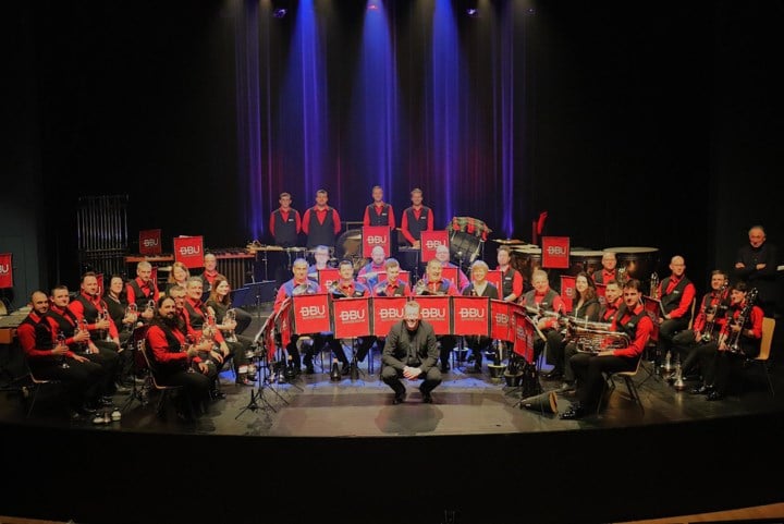 Brassband Buizingen speelt op de kiosk