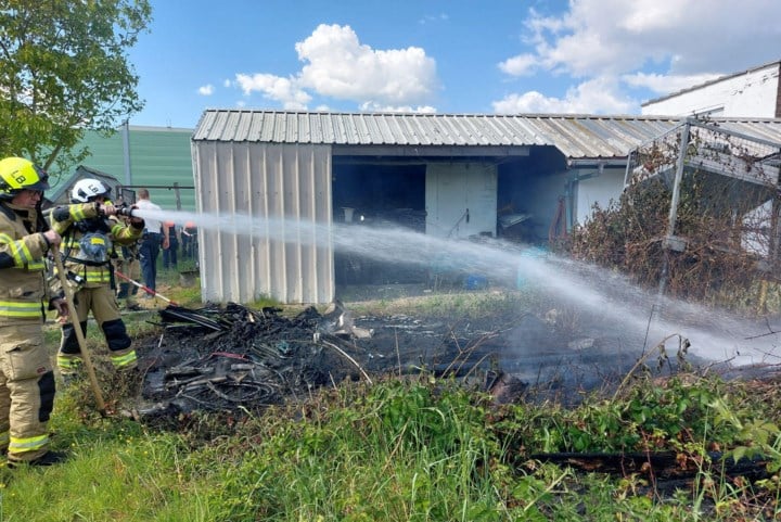 Medewerkers chocoladefabriek blussen samen met brandweer afvalbrand in tuin