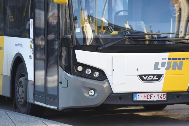 Jongeren vernielen achterruit van bus De Lijn
