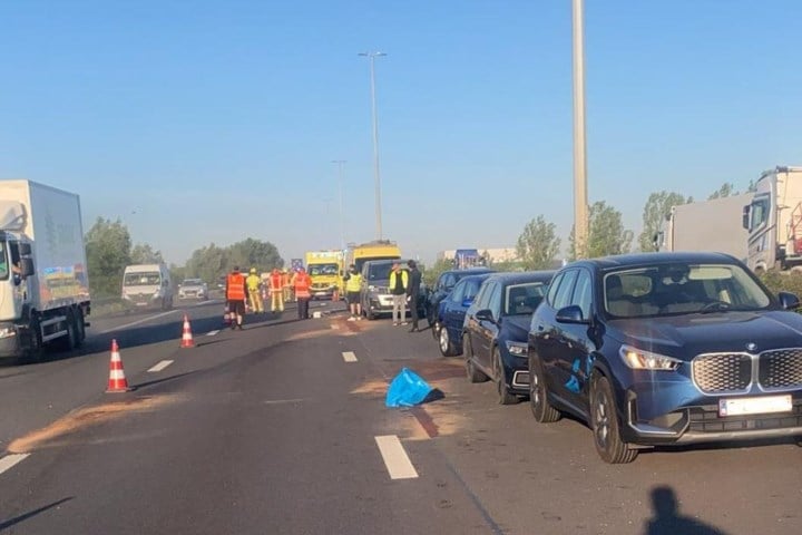 Anderhalf uur aanschuiven op E17 na kettingbotsing met 9 voertuigen