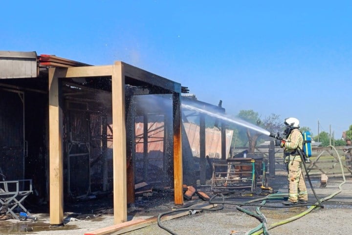 Brand uitgebroken tijdens werkzaamheden: paardenstal zwaar beschadigd