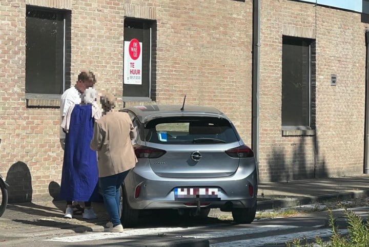 Leerling-bestuurster (63) schrikt op rotonde, geeft per ongeluk gas en botst tegen gevel