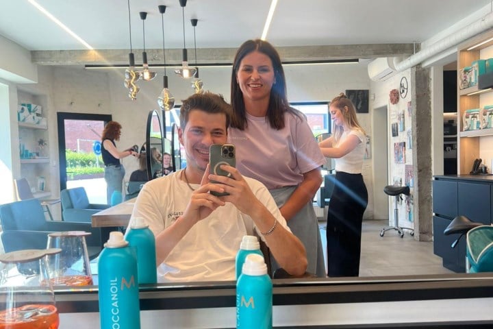 Kapster Lindsay Schets deze keer niet mee naar het Eurovisiesongfestival: “Ik sla een jaartje over want het was de voorbije maanden bijzonder hectisch in mijn eigen salon”