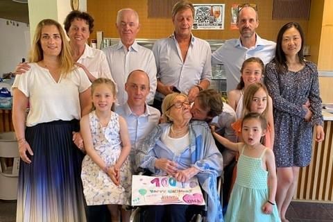 Stadsbestuur huldigt 100-jarige Elisabeth