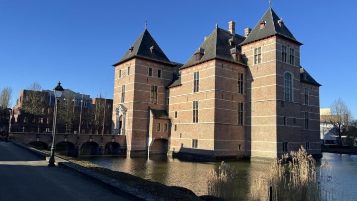 Dronkaard (65) geeft vuistslag aan politie: 10 maanden cel met uitstel