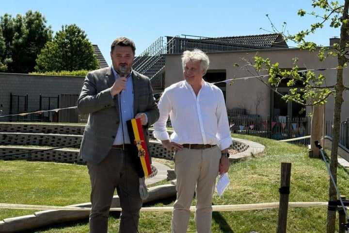 Leerlingen basisschool kunnen volop genieten van nieuwe buitenspeelruimte: “Buitenarena is geïnspireerd op een Grieks theater”