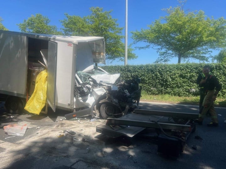 Drie vrachtwagens betrokken bij kop-staartaanrijding in Geel: bestuurder witte bestelwagen zwaargewond