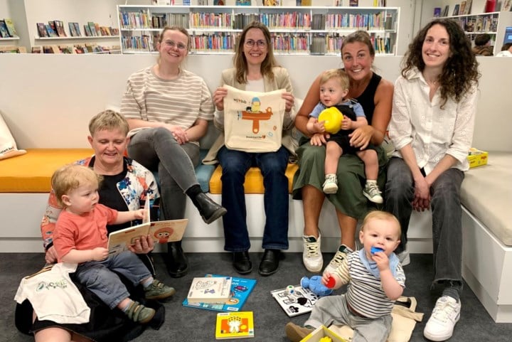 Boekstartdag zet ouders en jonge kinderen op weg om te geniten van boekjes