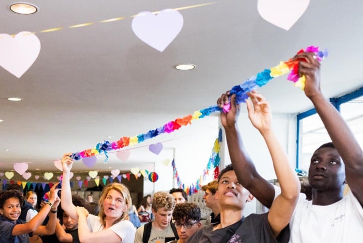 Paars voor holebirechten, geel voor leerlingen met migratieachtergrond: in deze school tonen kleren dat iedereen erbij hoort
