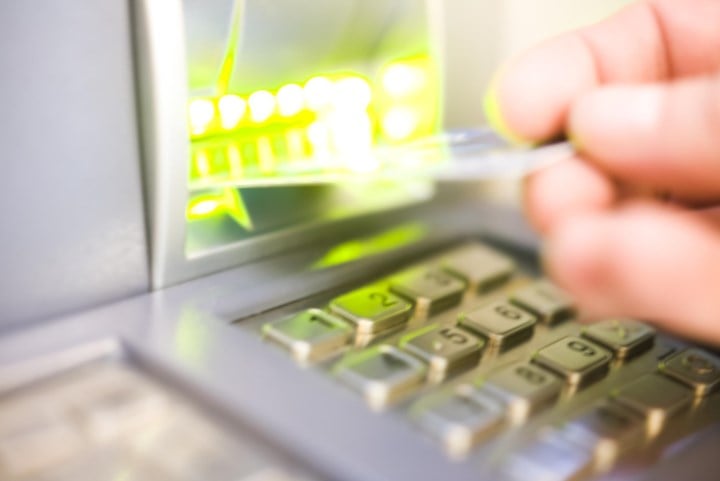 Bejaarde dame wordt misleid door oplichters en raakt 7.000 euro kwijt