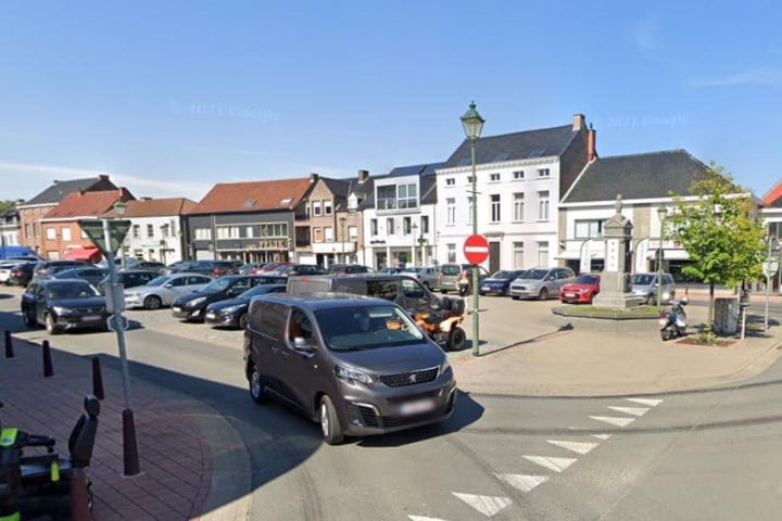 Bestuurder Porsche pleegt vluchtmisdrijf na aanrijding in dorpscentrum: “Ik moet in slaap gevallen zijn”