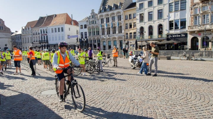Meer dan duizend leerlingen leggen fietsexamen af: “Zodat ze veilig met de fiets naar school kunnen”