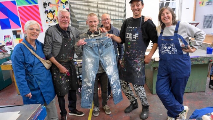 Streetwear, maar dan letterlijk: kunstenaar Benjamin maakt kledingcollectie met thuis- en daklozen