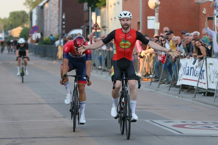 ALLE WINNAARS IN HET VLAAMSE AMATEURWIELRENNEN. Nederlander Rico van Damme wint in Puivelde